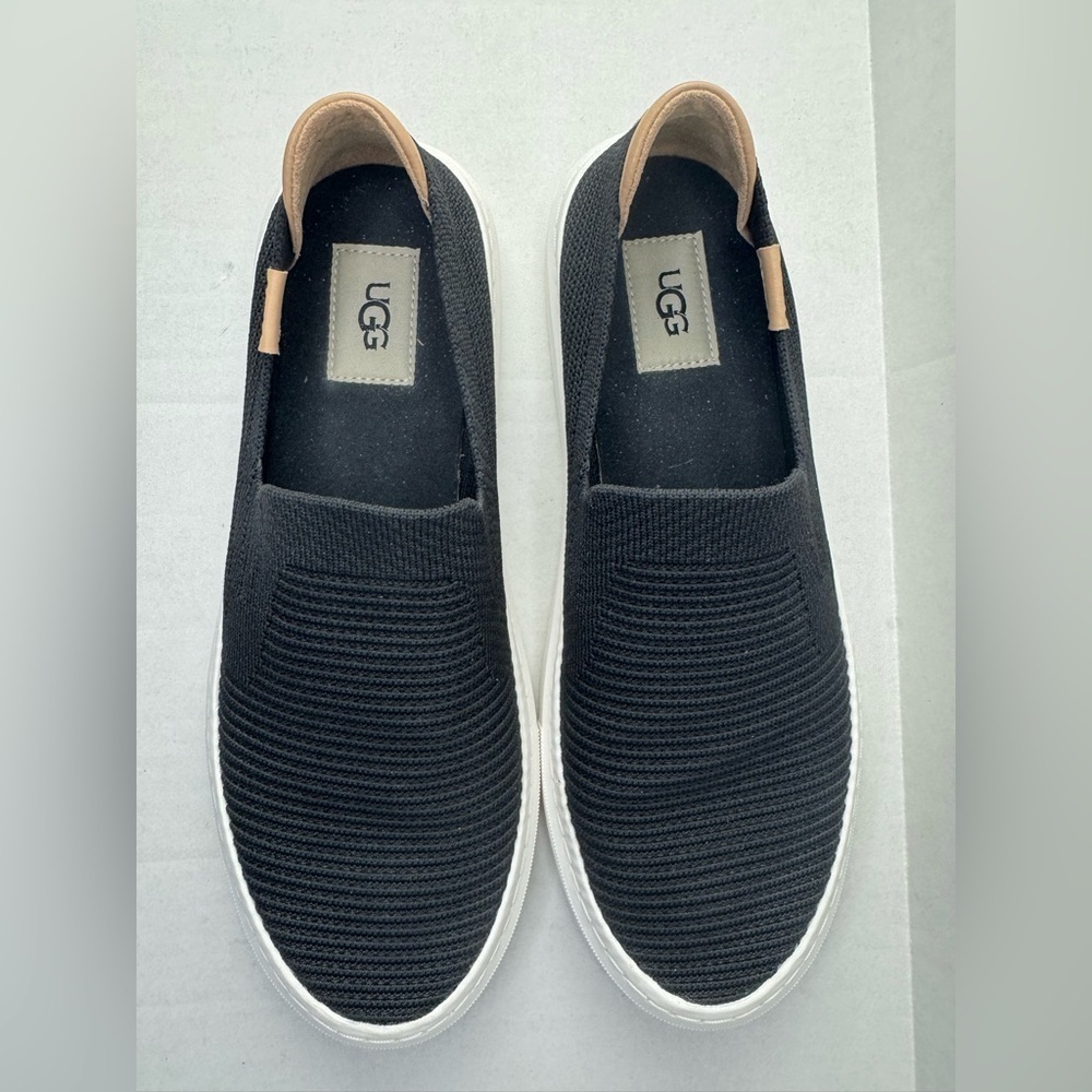 UGG Women’s Sammy Sz 9 Slip-on Sneaker Navy Blue Ribbed Knit.